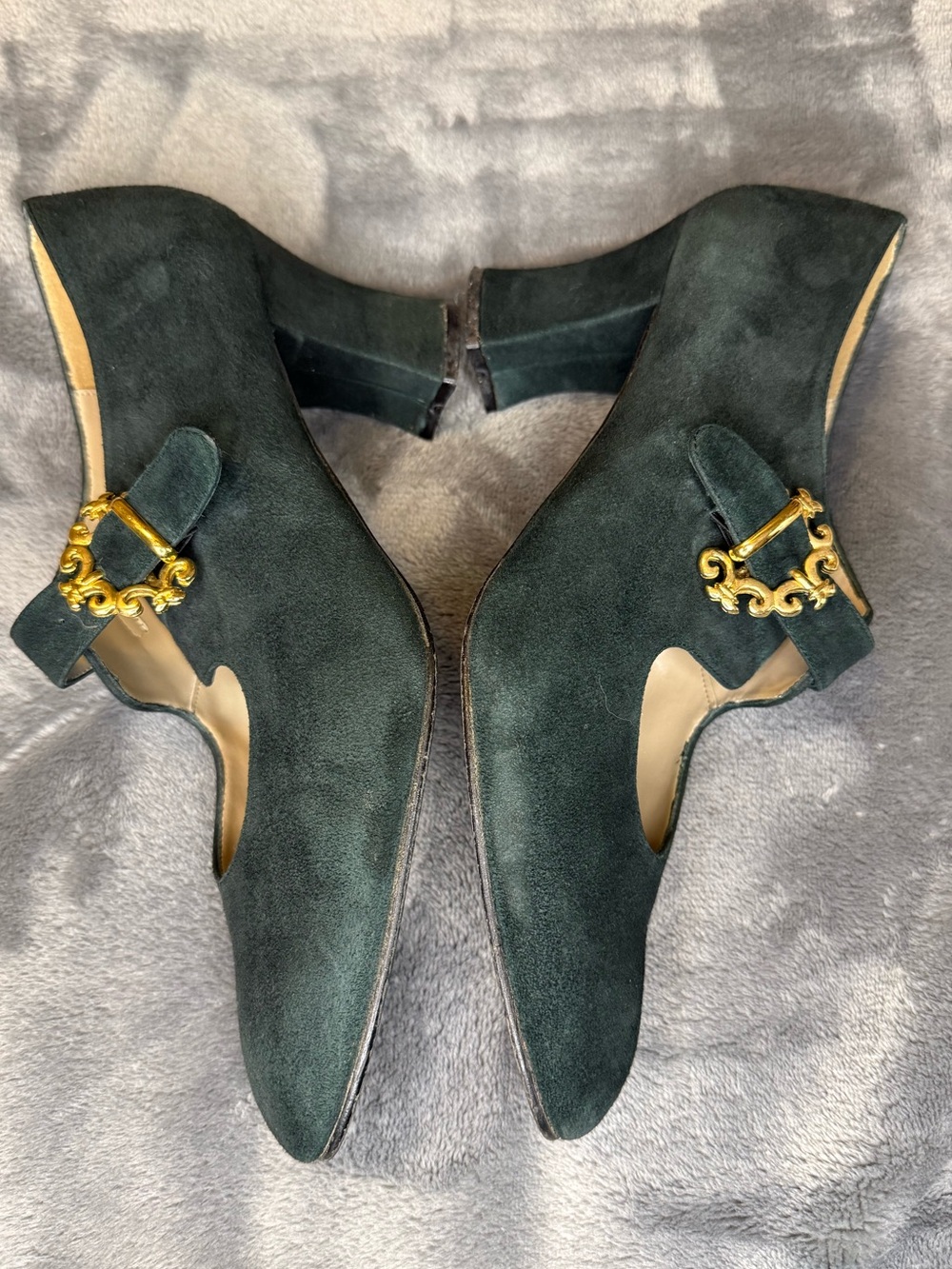 Apart Women's Dress Pumps Forest Green Suede with Gold Tone Buckle Size 8.5 B - Picture 4 of 12